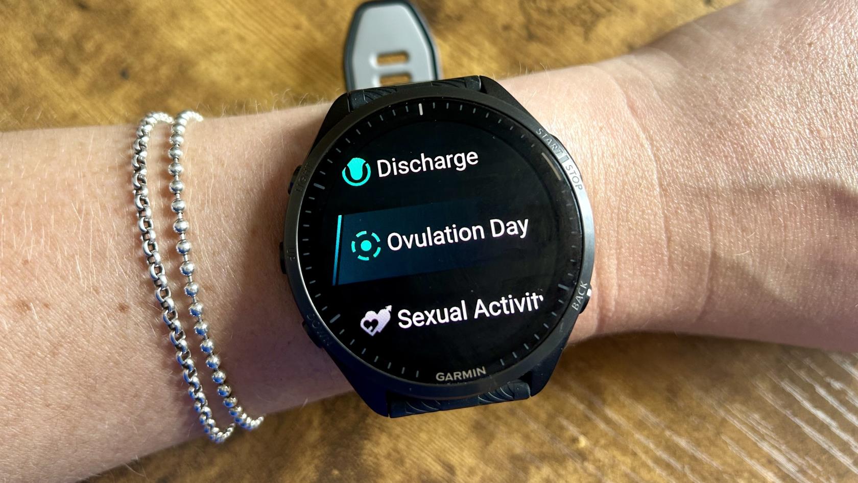 如何使用 Garmin 手錶上的月經跟踪功能