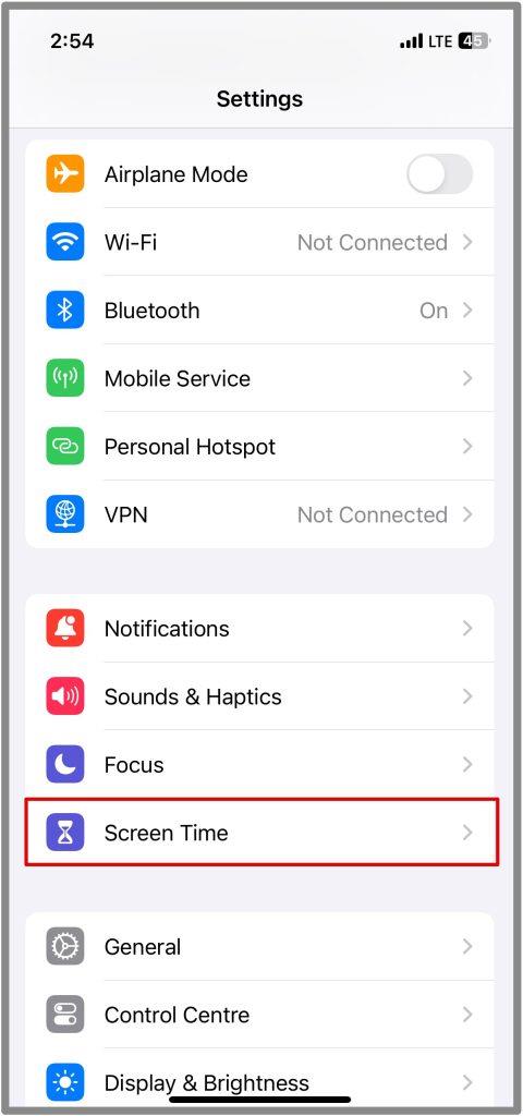iOS 17 中的 9 項電池耗盡修復