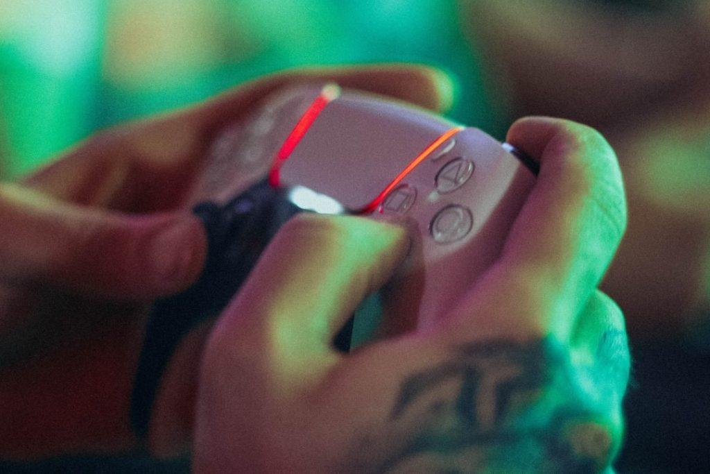 PS5 控制器上的燈光顏色代表什麼意思