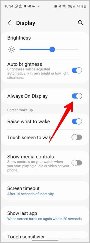 在 Samsung Galaxy Watch 上開啟或關閉 4 種常亮顯示器的方法